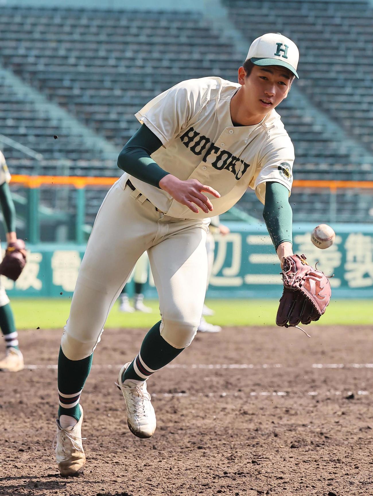 ノックのボールをグラブトスする報徳学園・今朝丸（撮影・上田博志）