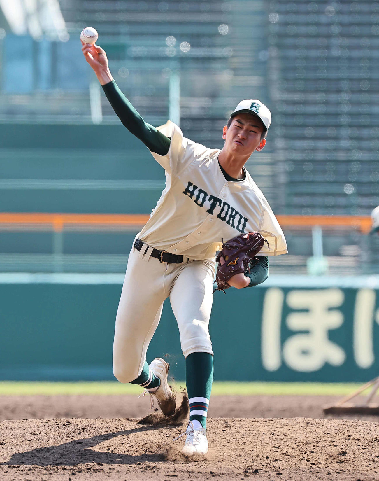 マウンドで投球練習をする報徳学園・今朝丸（撮影・上田博志）