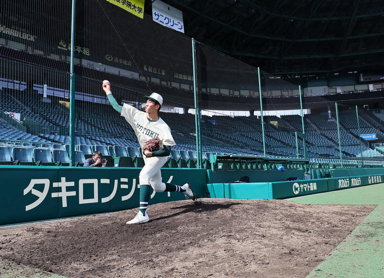 ブルペンで投球練習をする報徳学園・今朝丸（撮影・上田博志）
