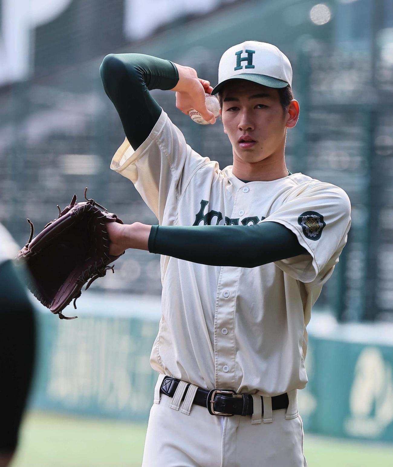 キャッチボールをする報徳学園・今朝丸（撮影・上田博志）