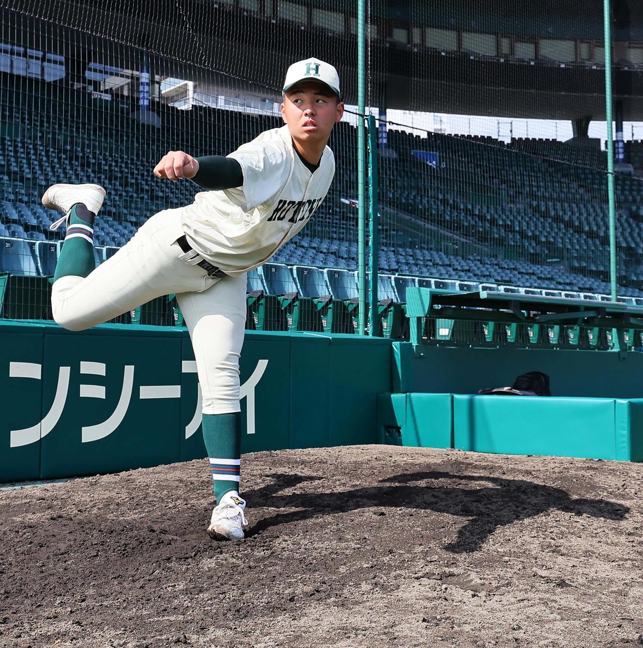 ブルペンで投球練習をする報徳学園・エース間木（撮影・上田博志）