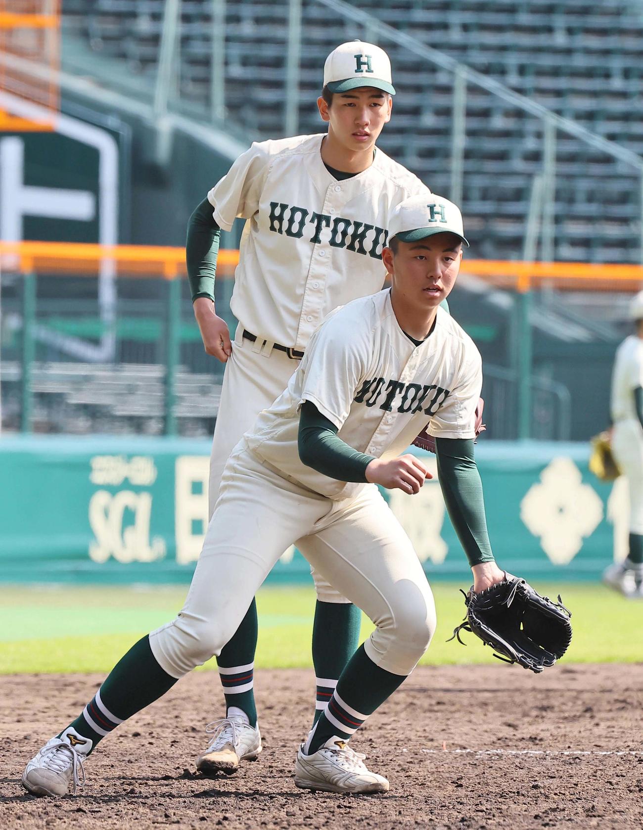 ノックを受ける報徳学園・エース間木（右）と今朝丸（撮影・上田博志）