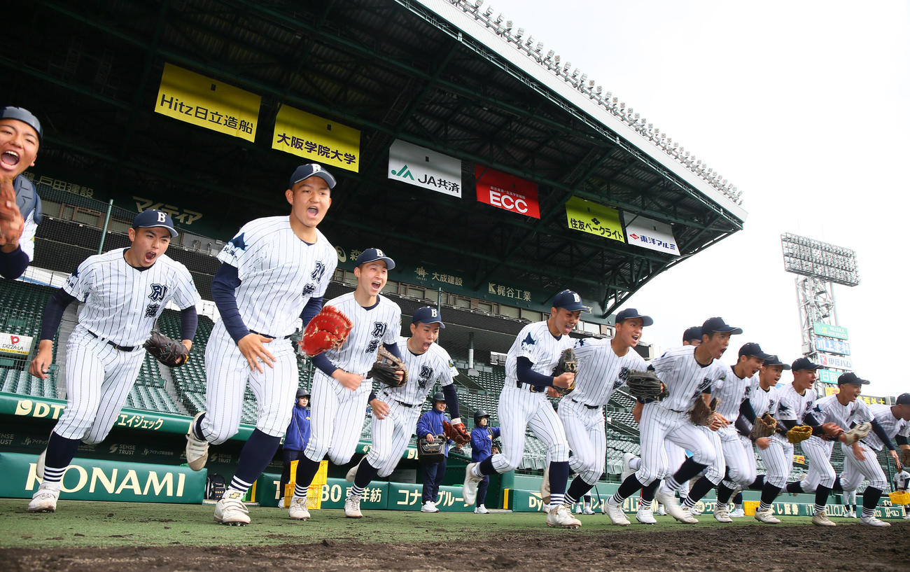 甲子園練習でグラウンドを駆け出す別海の選手たち（撮影・上山淳一）