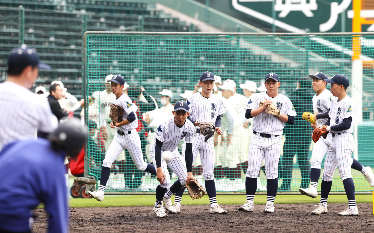 甲子園で練習をする別海の選手ら（撮影・上山淳一）
