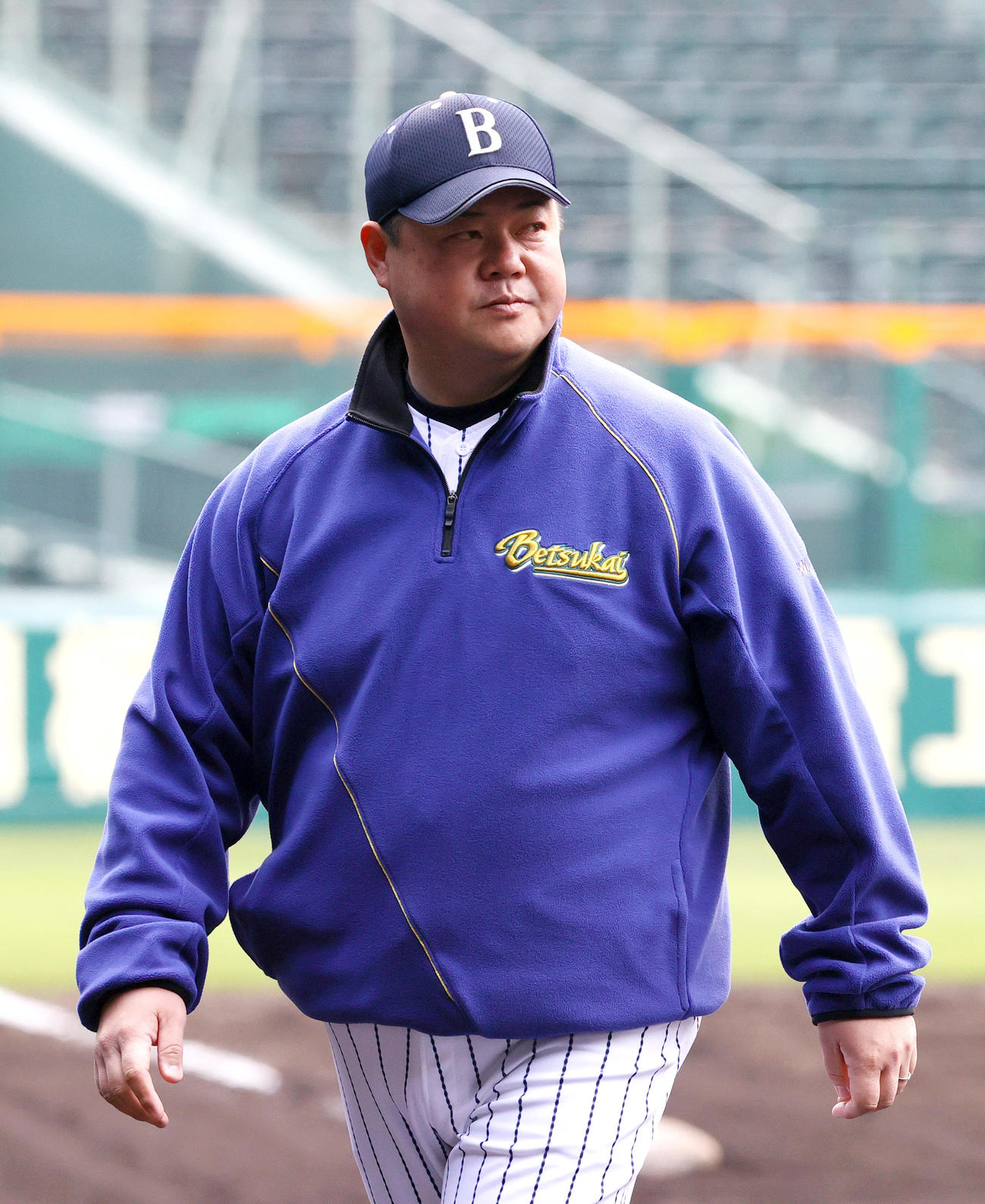 甲子園練習を見守る別海の島影監督（撮影・上山淳一）