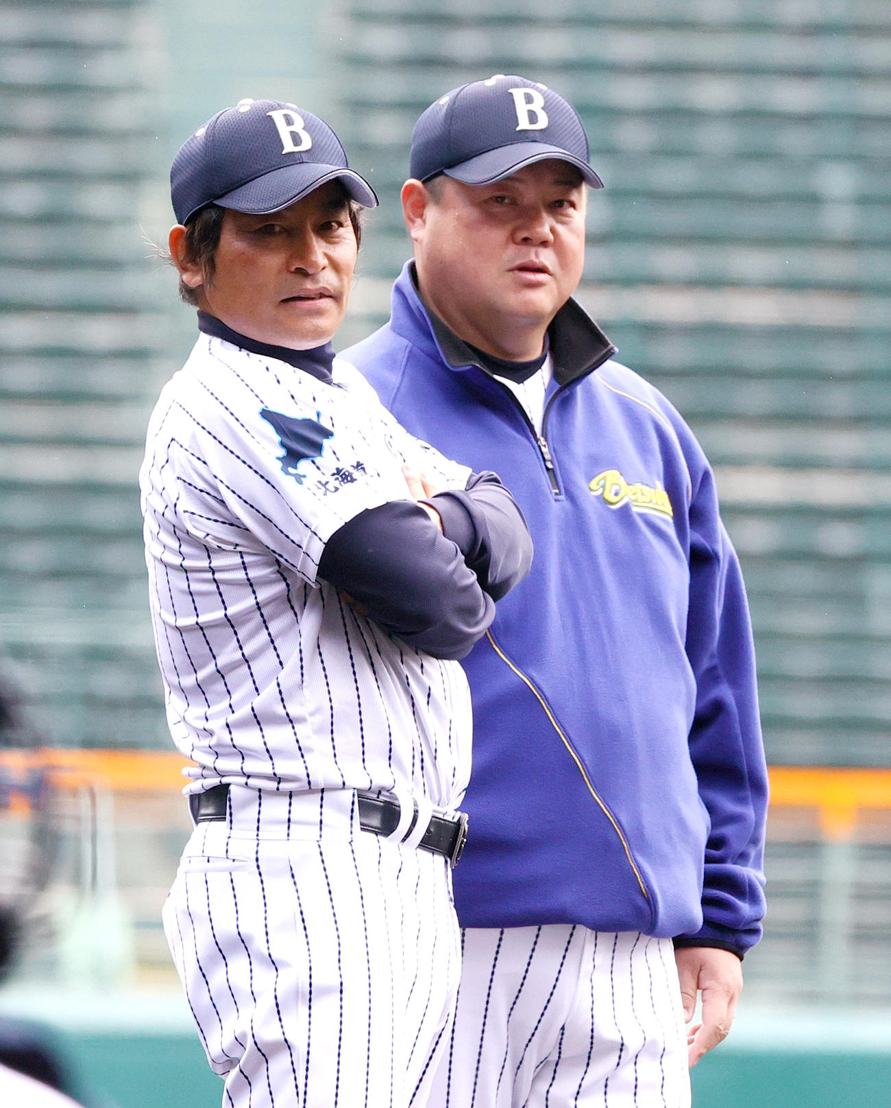 甲子園練習を見守る別海の島影監督（右）（撮影・上山淳一）