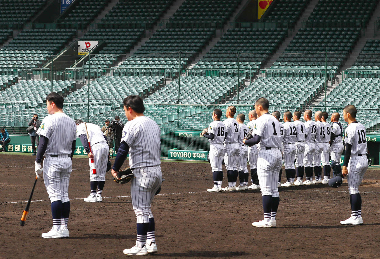甲子園練習を終えグラウンドに整列する別海ナイン（撮影・上山淳一）