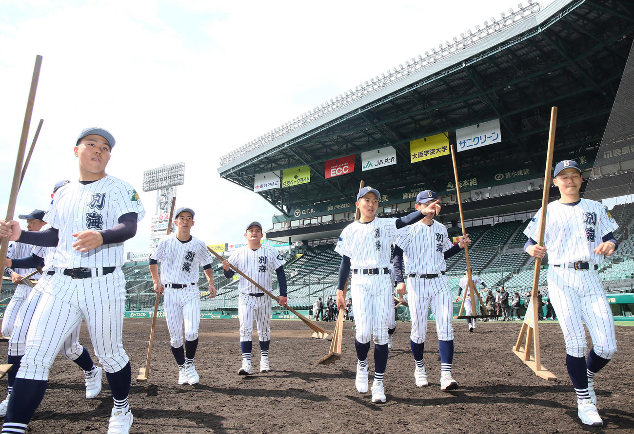 甲子園のグラウンド整備を終えトンボを片づける別海の選手ら（撮影・上山淳一）