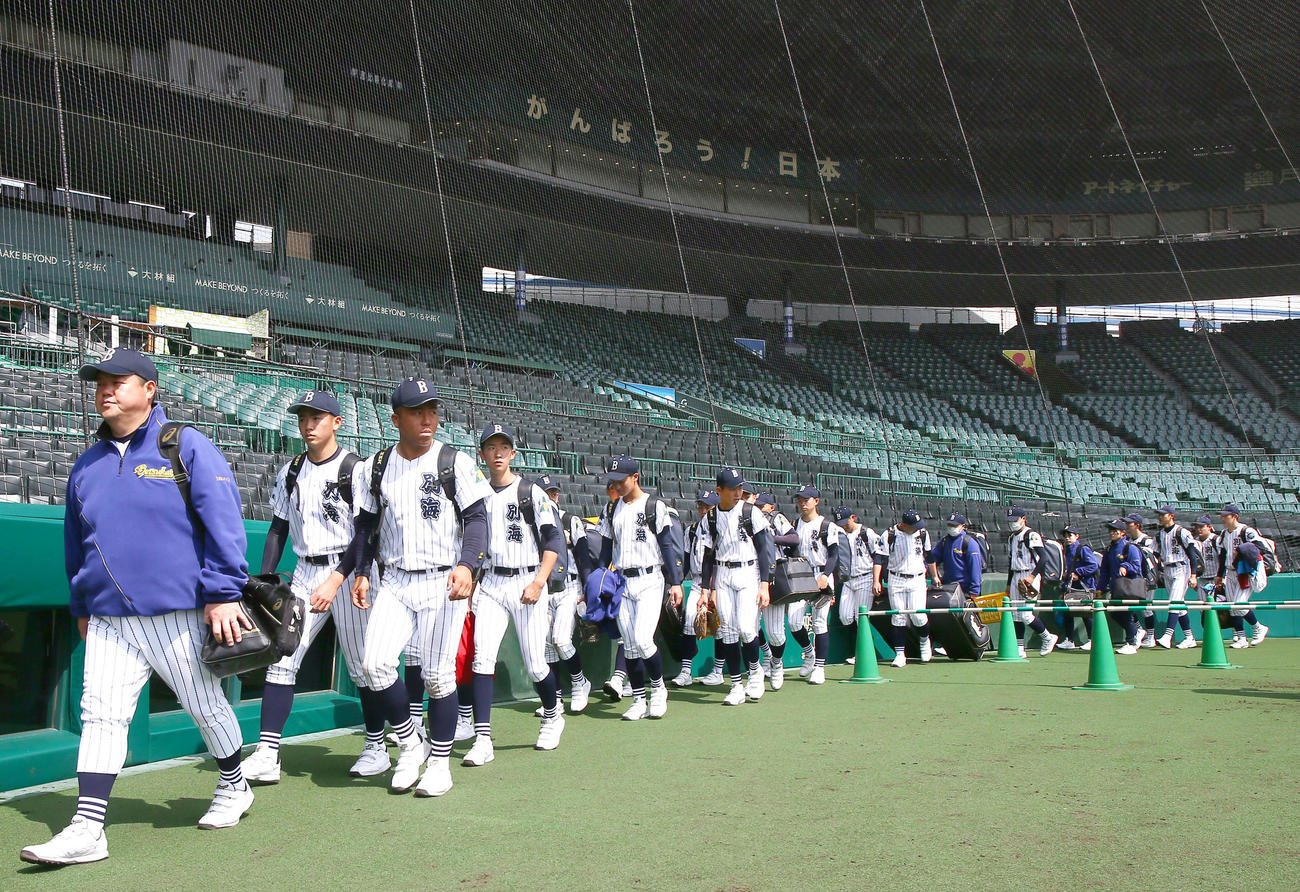 甲子園練習を終えグラウンドを後にする別海の選手ら（撮影・上山淳一）