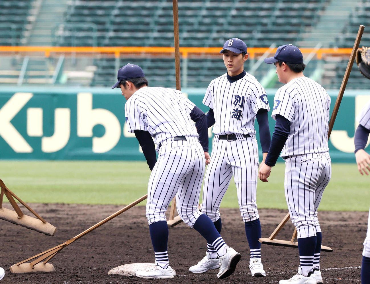 甲子園球場のグラウンドを整備する別海の補助員（撮影・上山淳一）