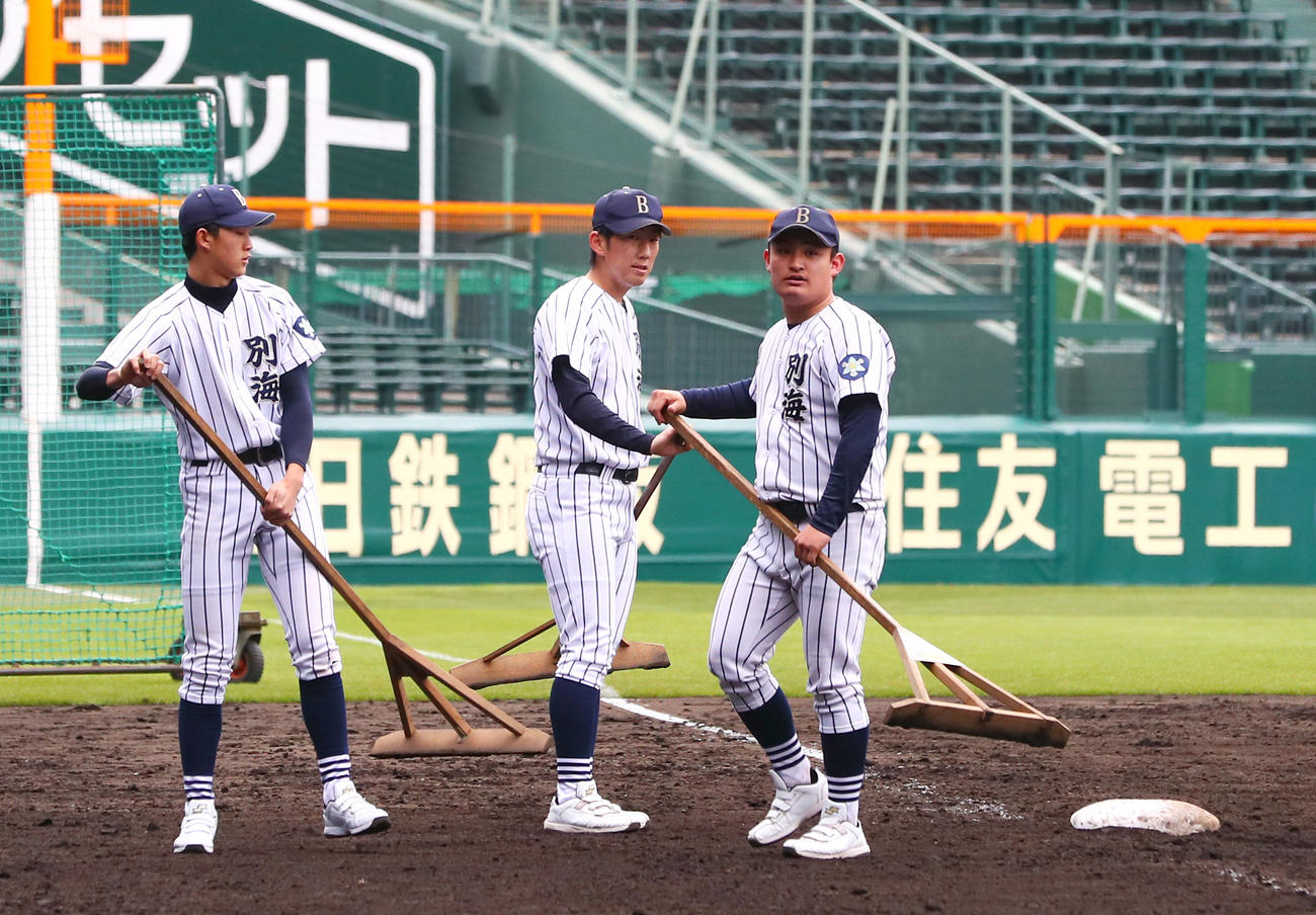 甲子園球場のグラウンドを整備する別海の補助員（撮影・上山淳一）