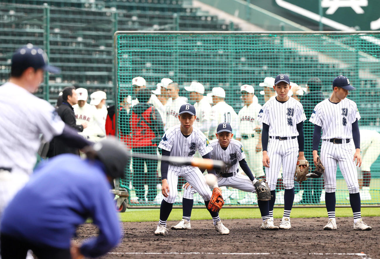 甲子園で練習をする別海の選手ら（撮影・上山淳一）