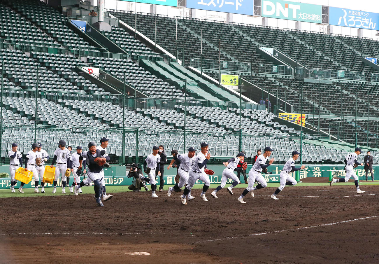 甲子園練習でグラウンドを駆け出す別海の選手たち（撮影・上山淳一）