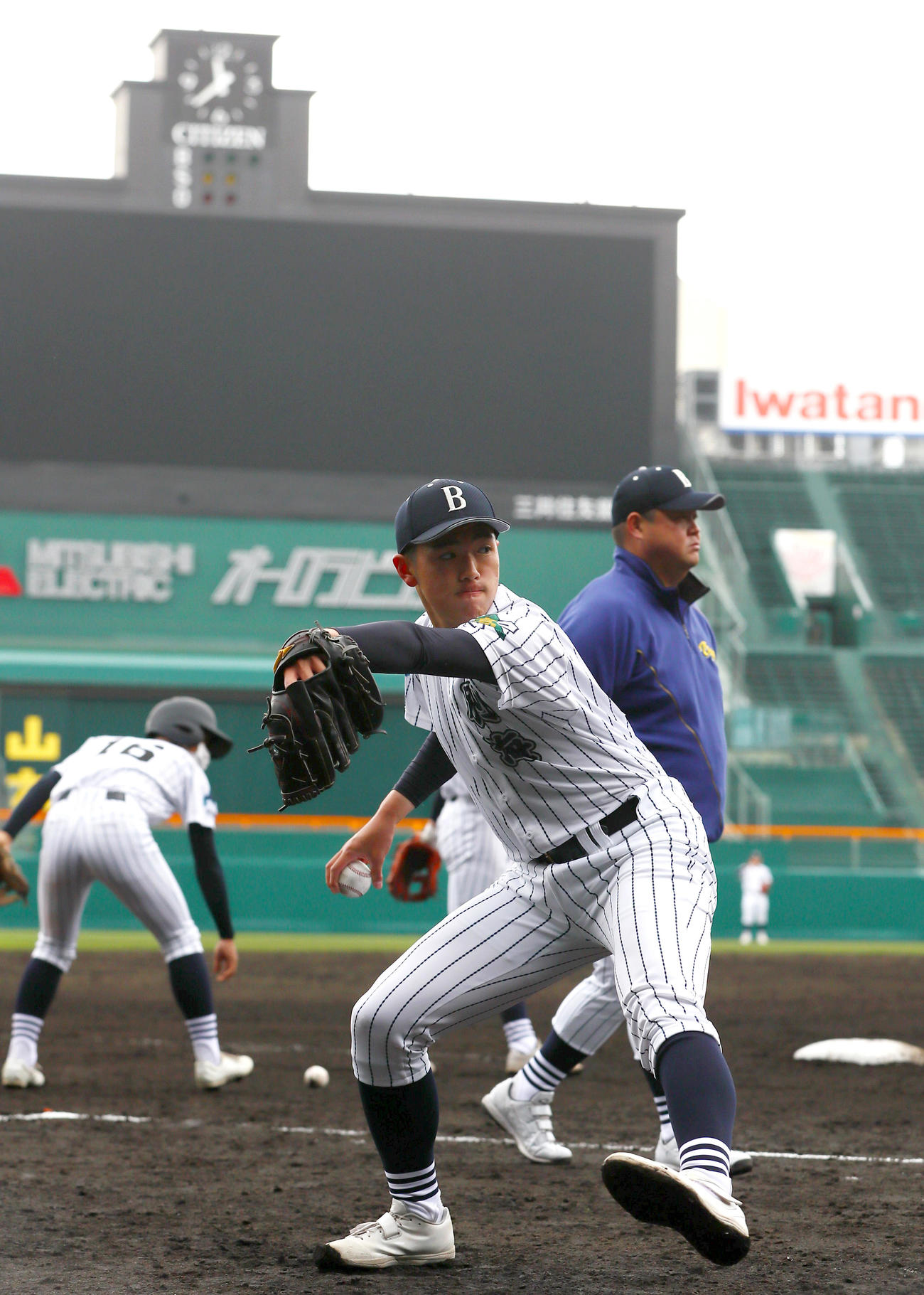 甲子園練習で投げる別海のエース堺（撮影・上山淳一）