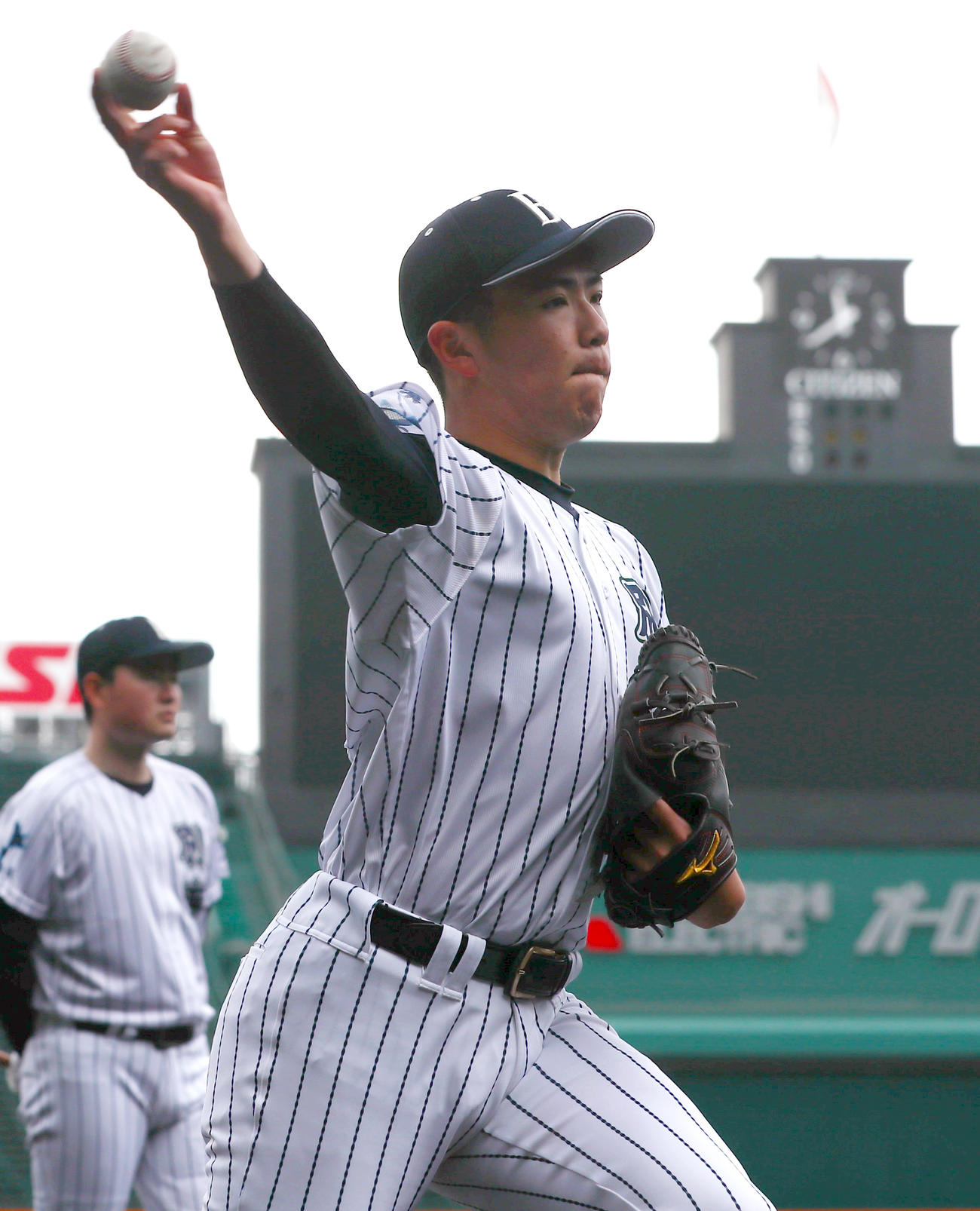 甲子園練習で投げる別海のエース堺（撮影・上山淳一）