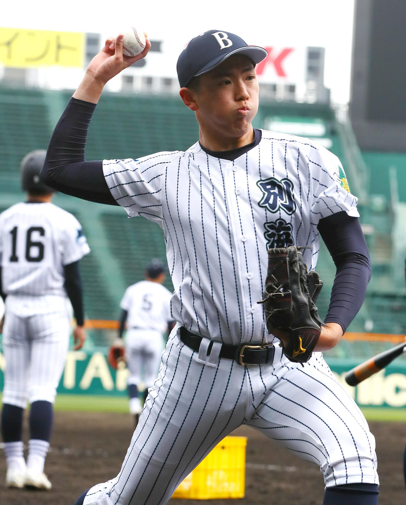 甲子園練習で投げる別海のエース堺（撮影・上山淳一）