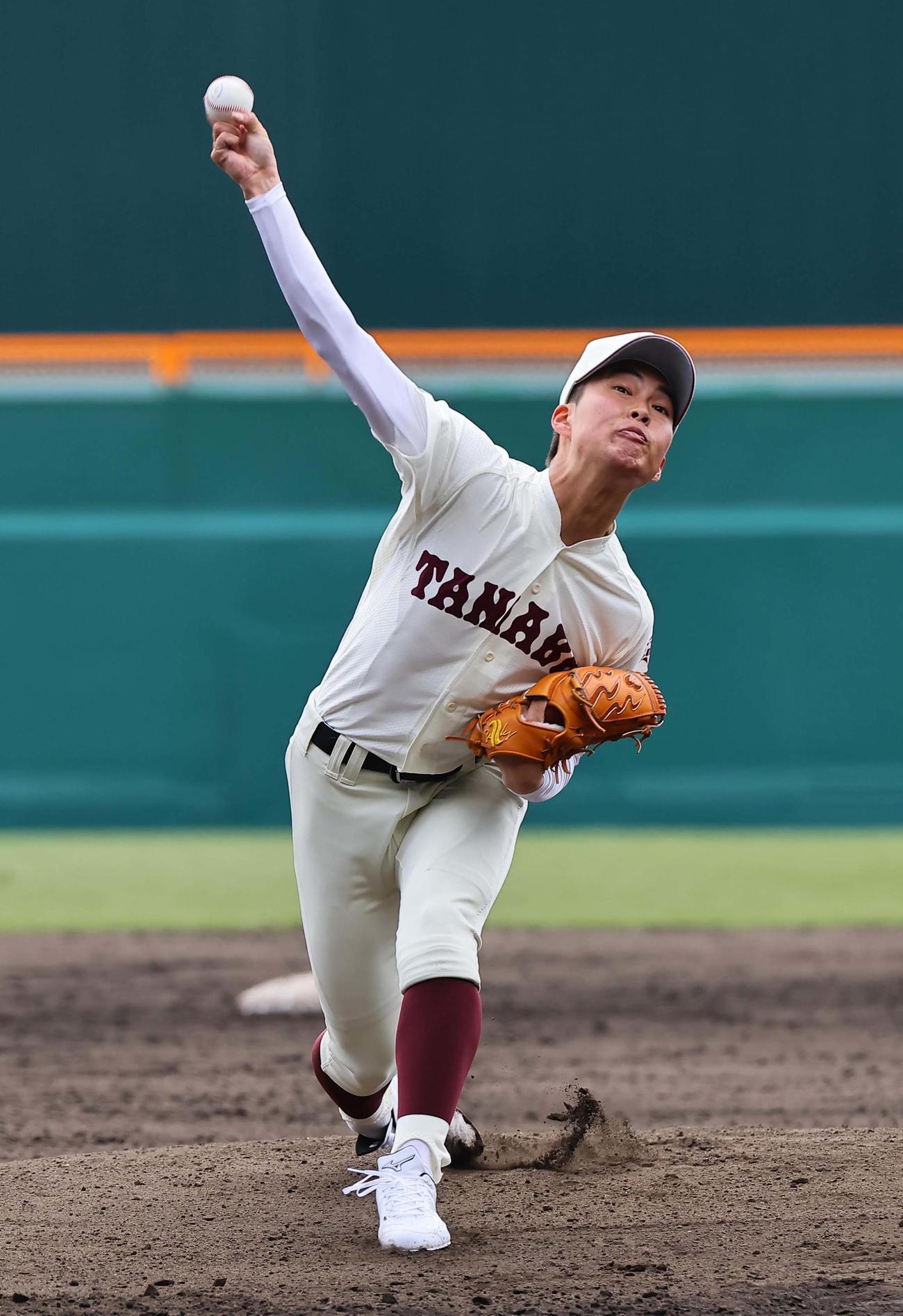 甲子園球場で投球練習をする田辺エース寺西邦右（撮影・上田博志）