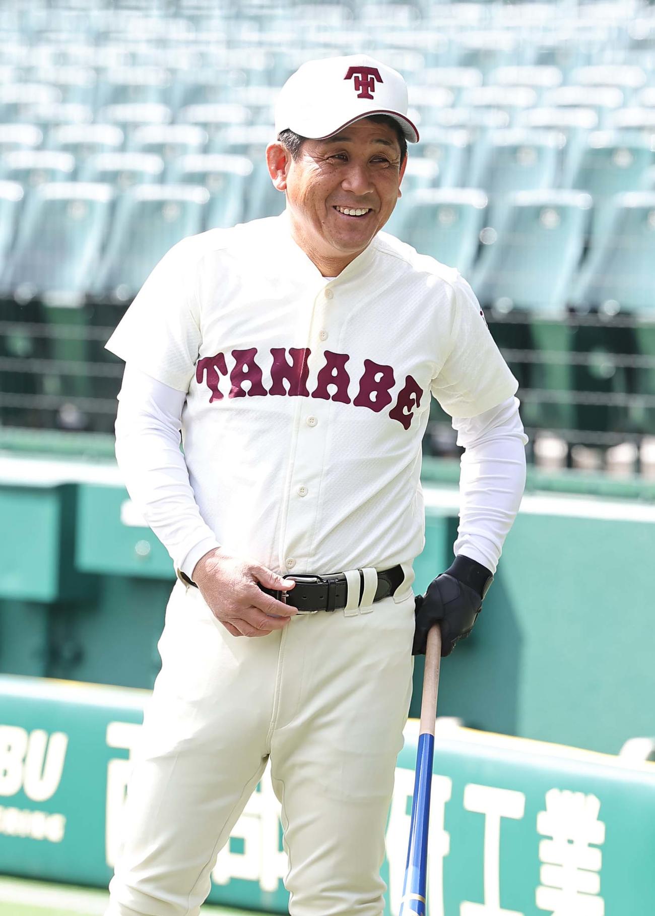 甲子園球場に入る田辺・田中監督（撮影・上田博志）