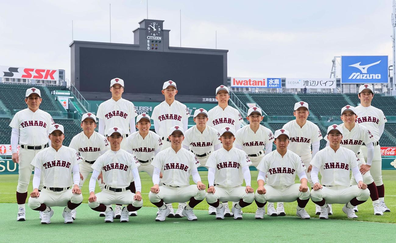 甲子園球場で記念撮影をする田辺ナイン（撮影・上田博志）