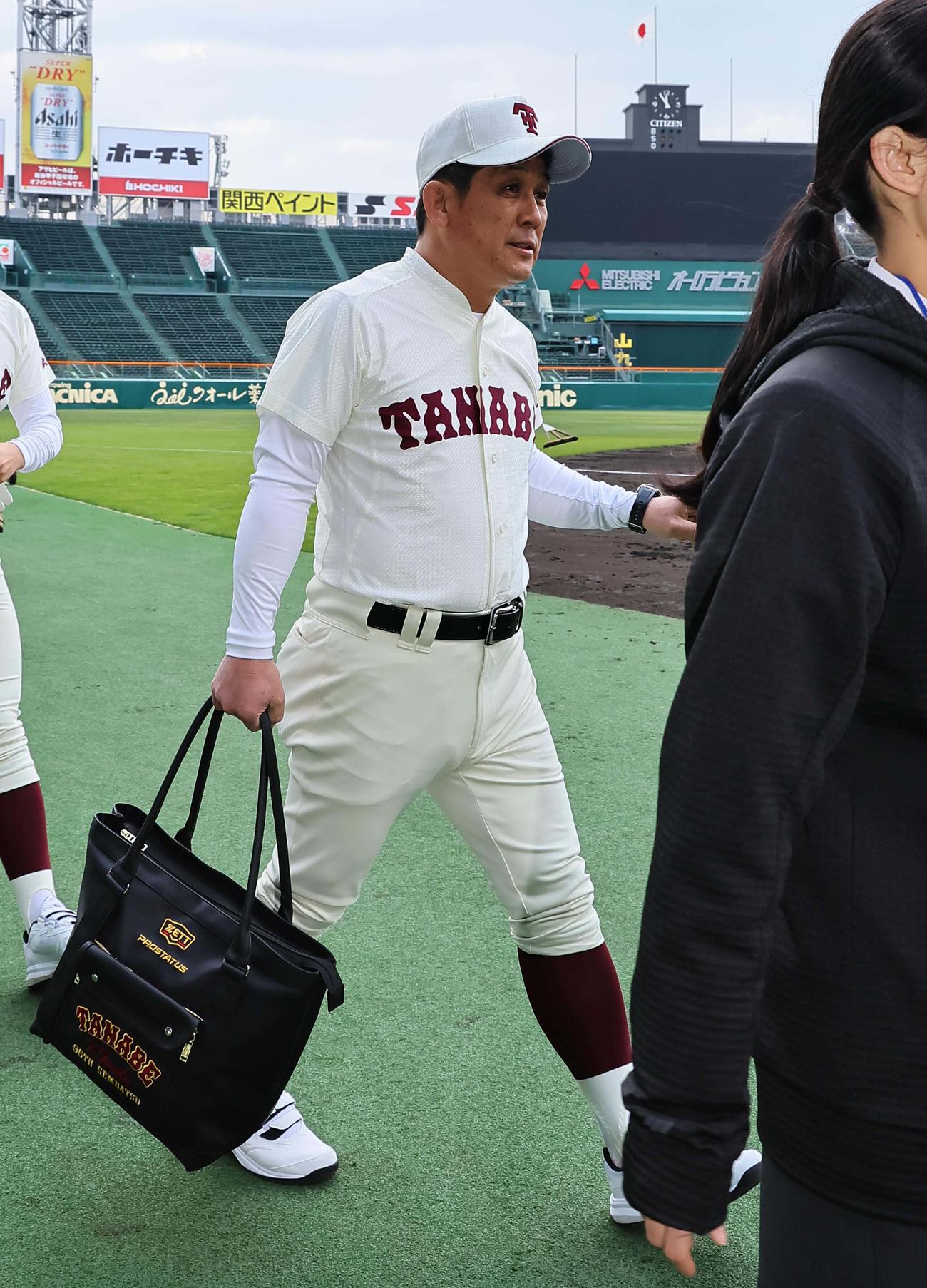 甲子園球場に入る田辺・田中監督（撮影・上田博志）