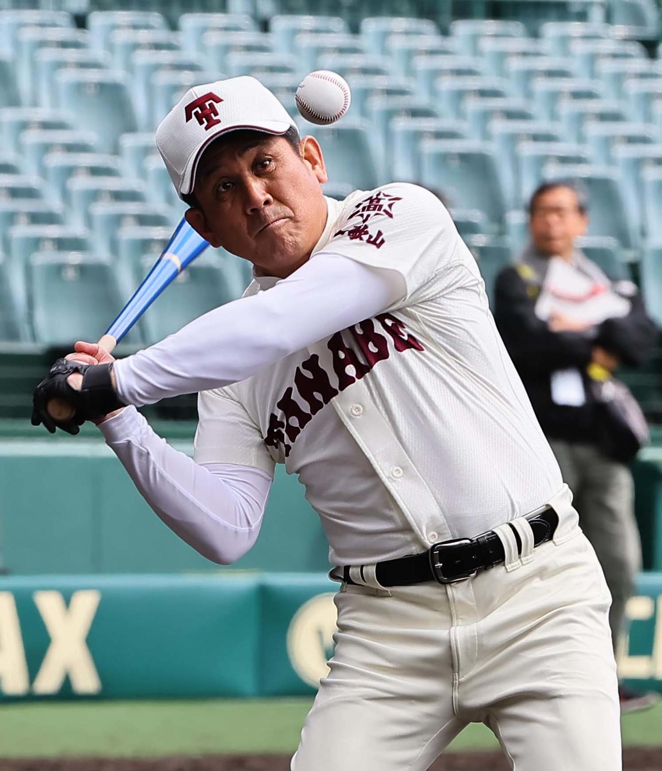 甲子園球場に入る田辺・田中監督（撮影・上田博志）