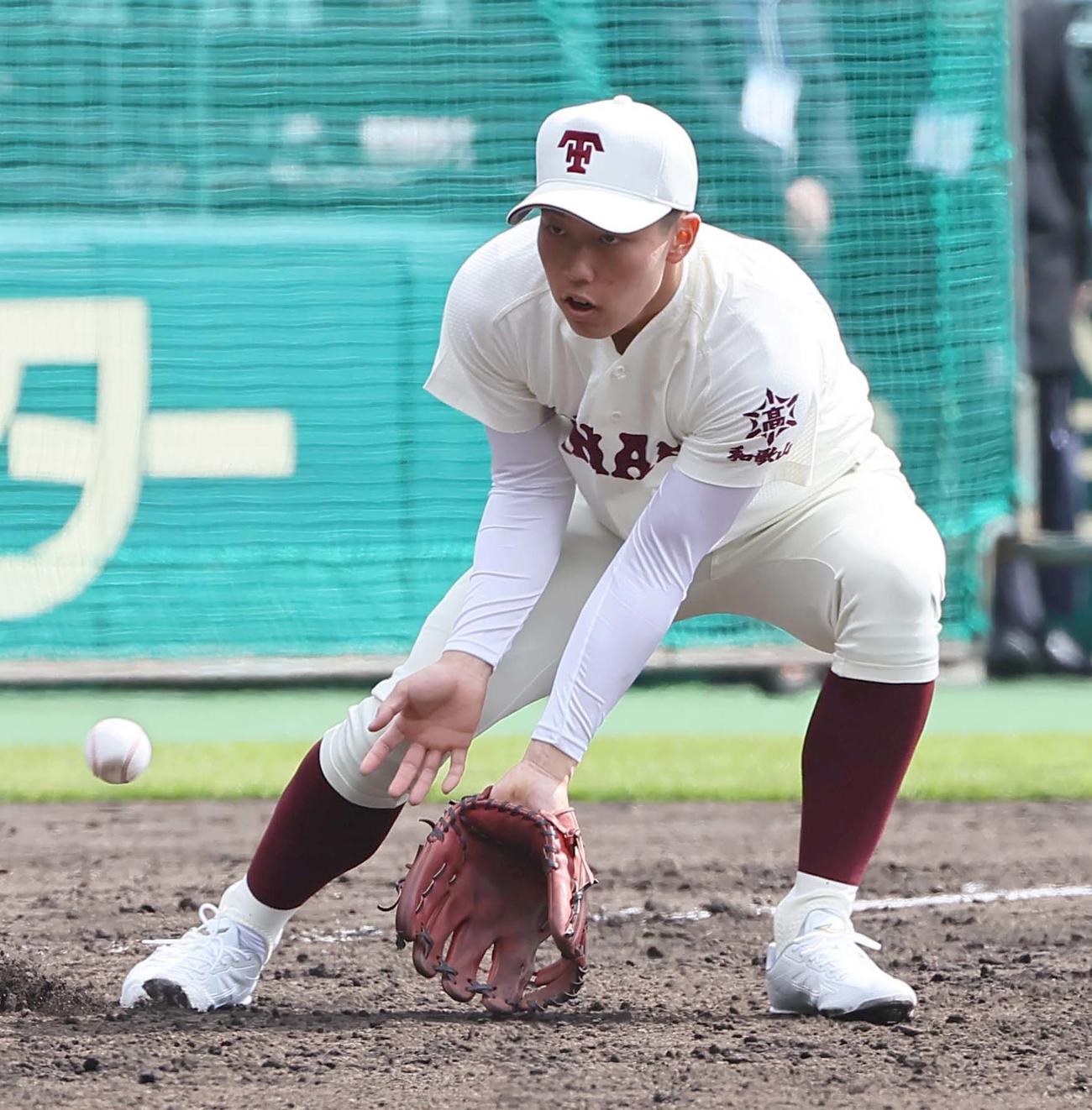 甲子園球場でノックを受ける田辺・山本主将（撮影・上田博志）