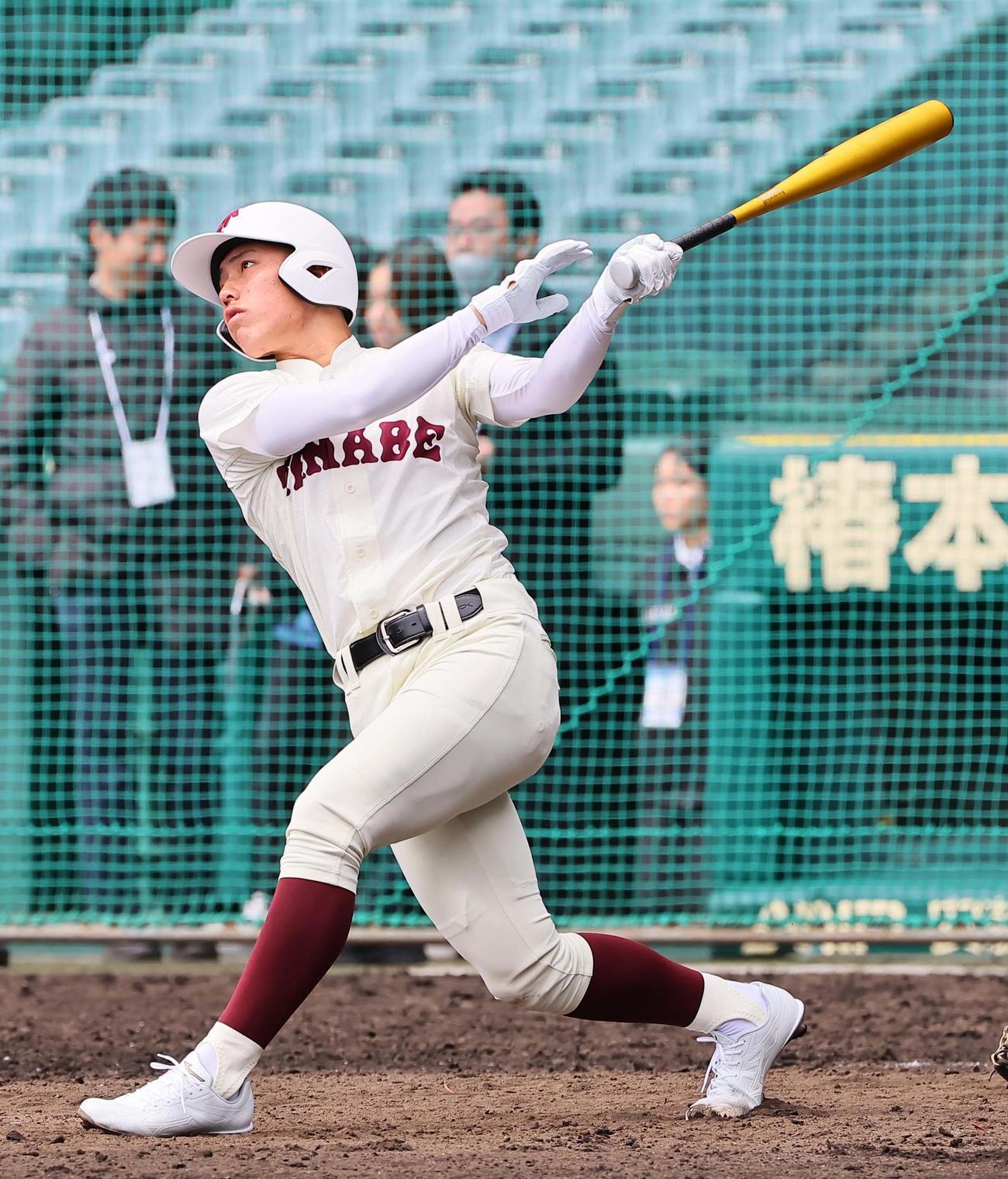 甲子園球場で打撃練習をする田辺・山本主将（撮影・上田博志）