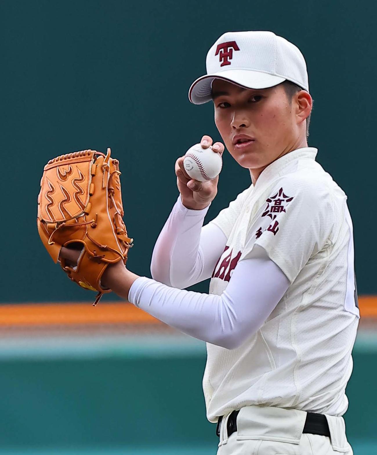 甲子園球場で投球練習をする田辺のエース寺西（撮影・上田博志）