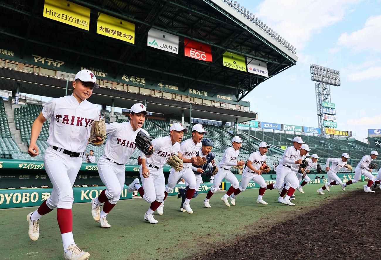 甲子園球場のグラウンドに元気よく飛び出す耐久ナイン（撮影・上田博志）