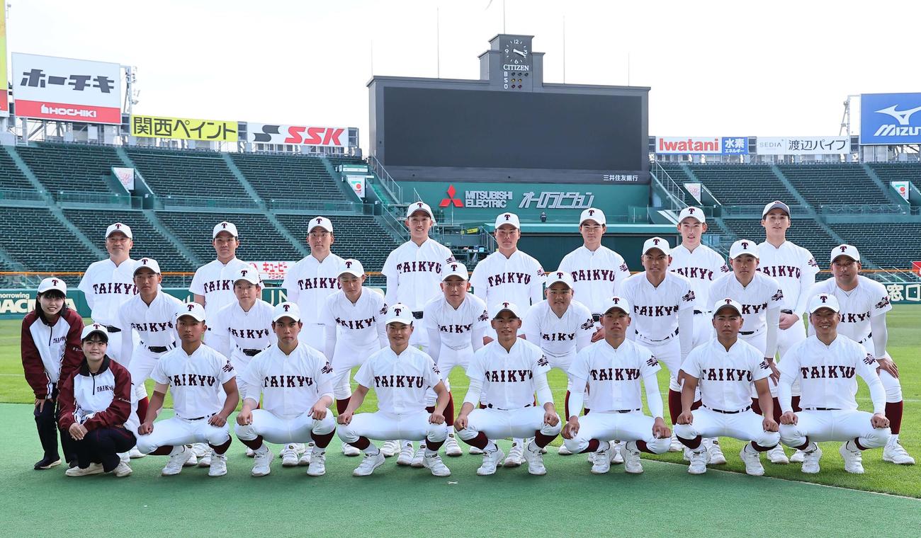甲子園球場で記念撮影をする耐久ナイン（撮影・上田博志）