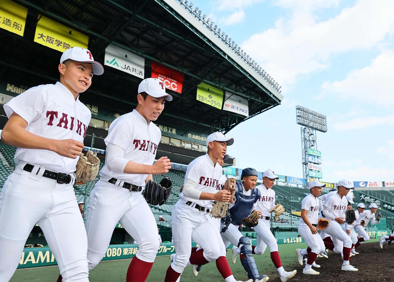 甲子園球場のグラウンドに元気よく飛び出す耐久ナイン（撮影・上田博志）
