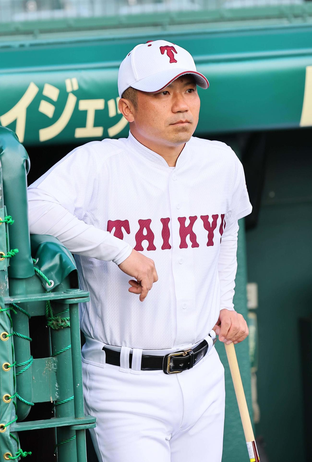 甲子園球場のベンチに入る耐久・井原監督（撮影・上田博志）