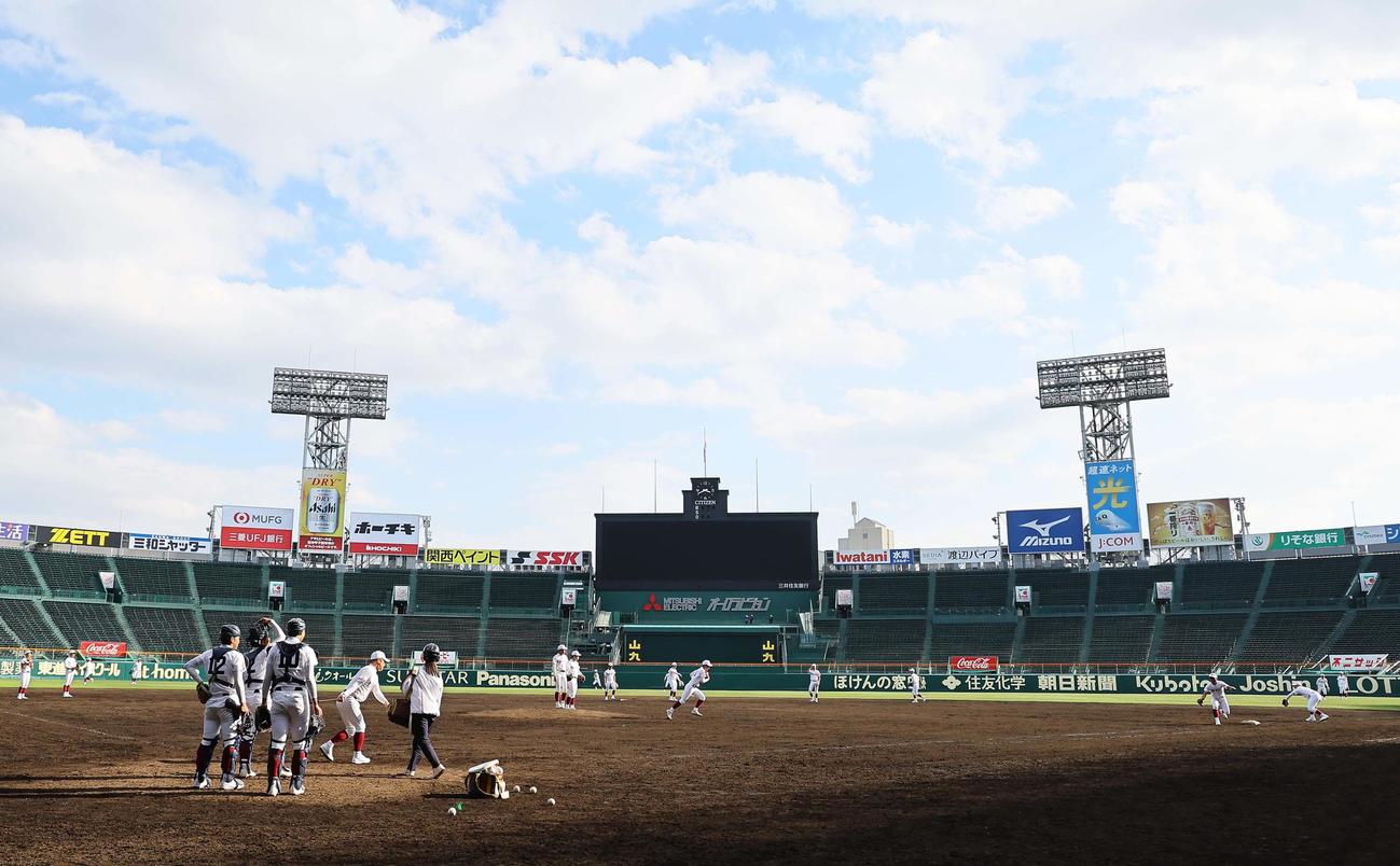 甲子園球場で練習する耐久ナイン（撮影・上田博志）