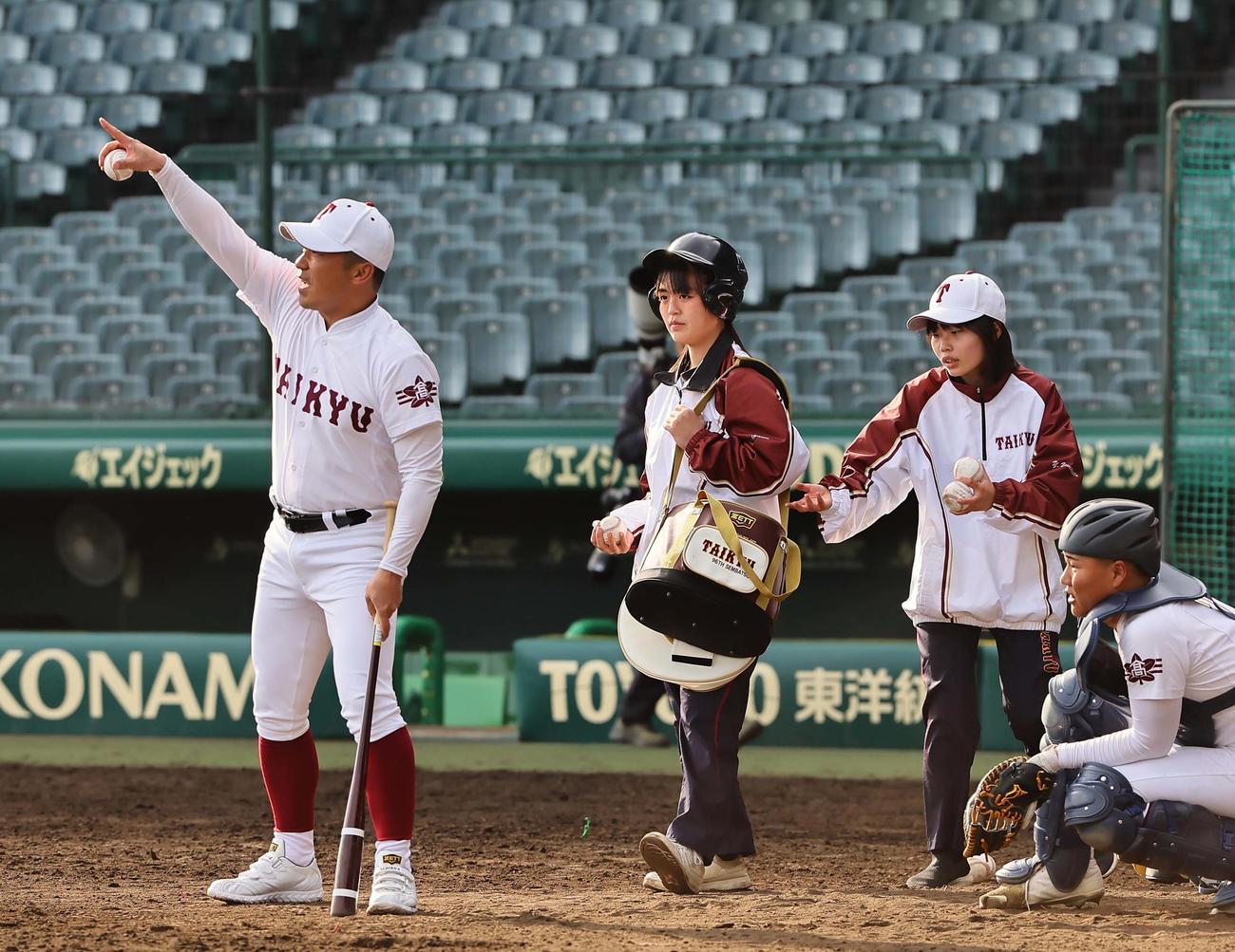 練習の補助をする耐久のマネージャー（撮影・上田博志）
