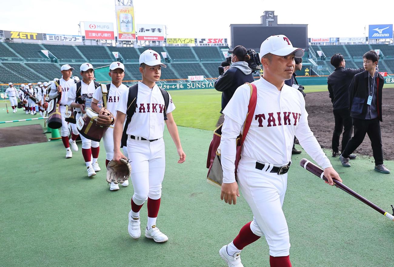 甲子園球場に入る耐久・井原監督（右）とナイン（撮影・上田博志）