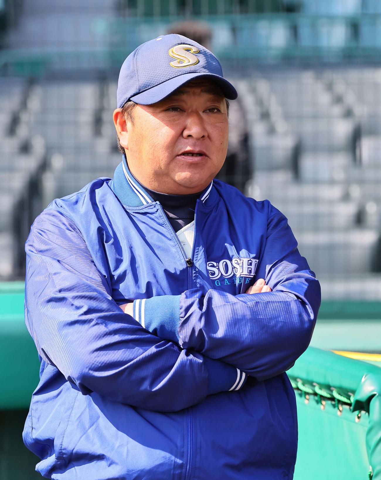 選手の練習を見守る創志学園・門馬監督（撮影・上田博志）