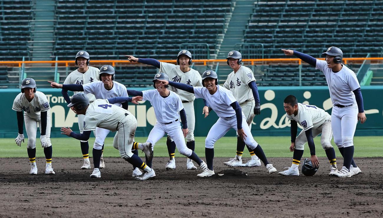走塁練習で三塁を指さし指示を出す創志学園ナイン（撮影・上田博志）