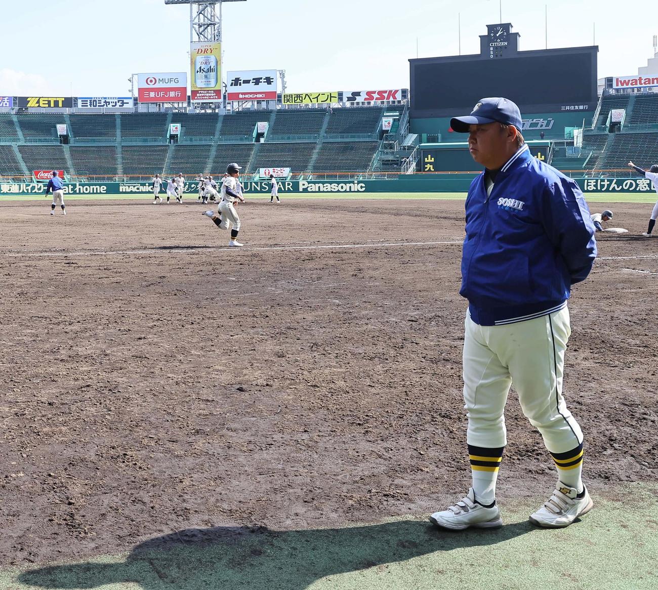 甲子園でナインの練習を見守る創志学園・門馬監督（撮影・上田博志）