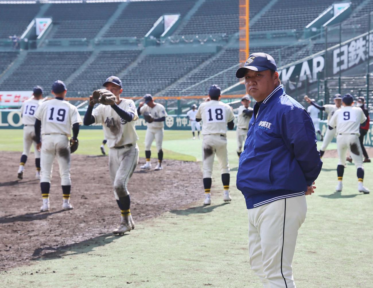 甲子園でナインの練習を見守る創志学園・門馬監督（撮影・上田博志）