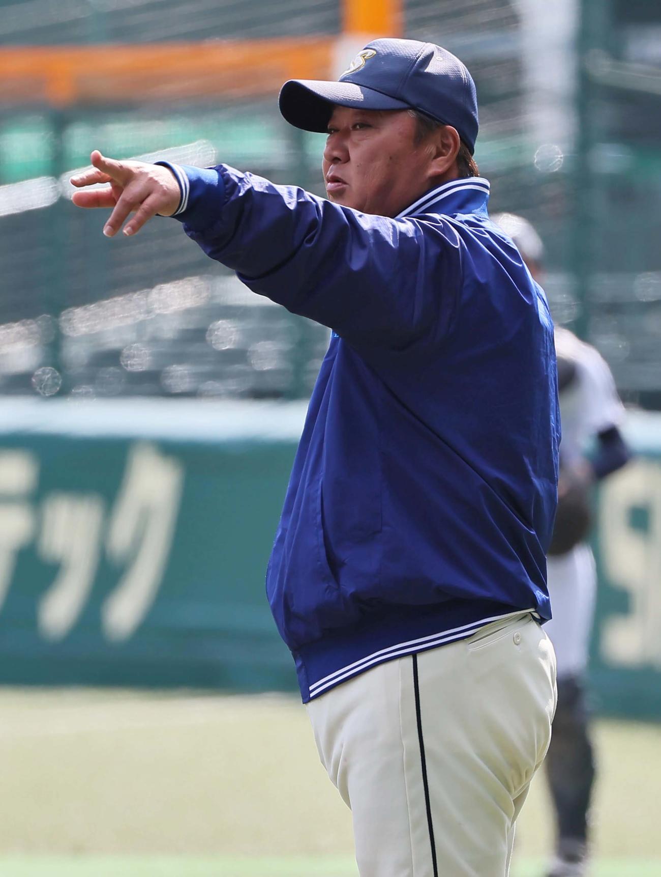 甲子園でナインの練習を見守る創志学園・門馬監督（撮影・上田博志）