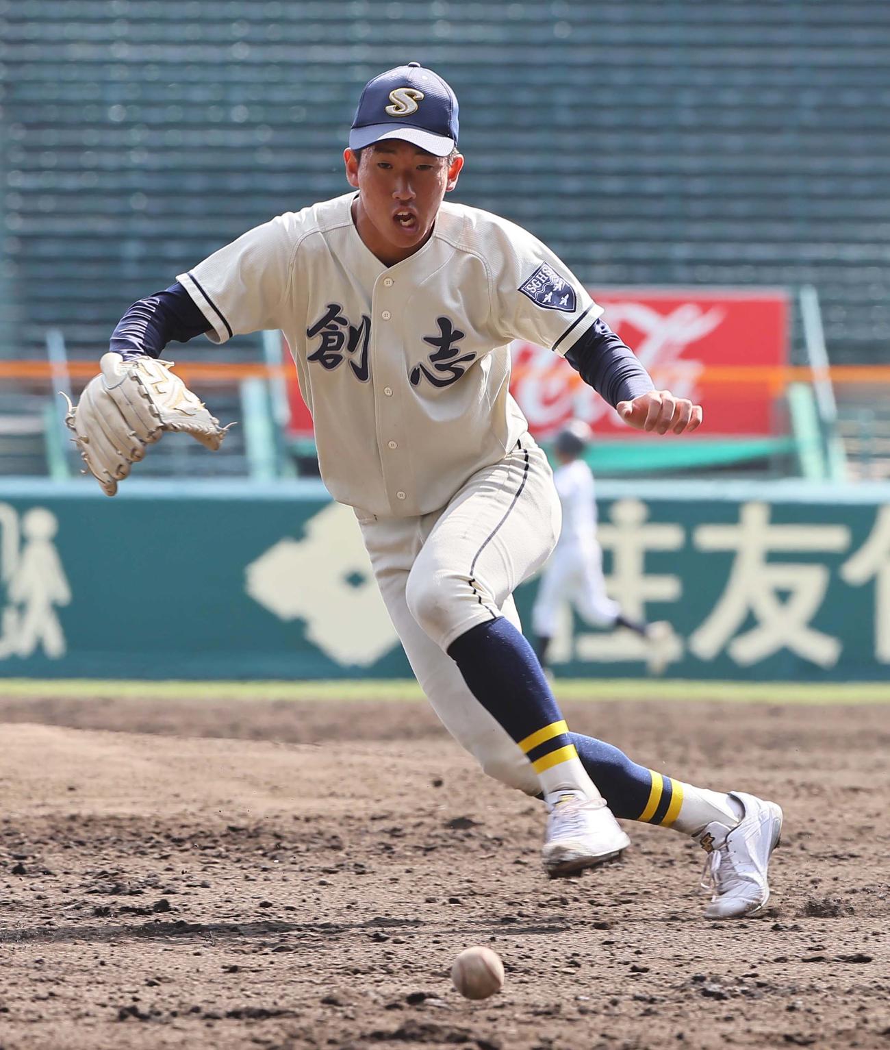 甲子園球場でノックを受ける創志学園エース山口（撮影・上田博志）