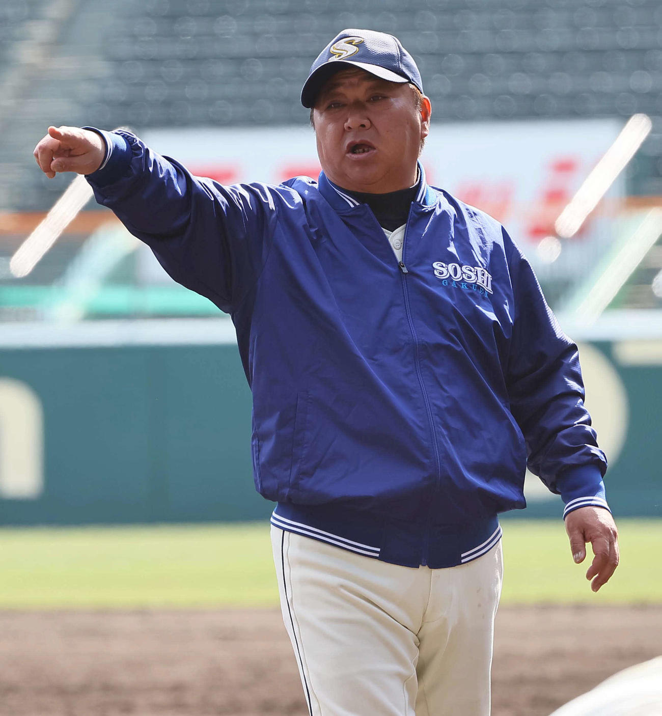 甲子園でナインの練習を見守る創志学園・門馬監督（撮影・上田博志）
