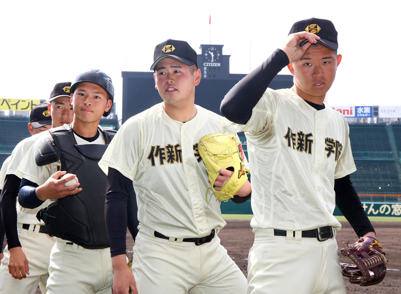 甲子園で練習をする作新学院のエース小川（右から2人目）らナイン（撮影・上山淳一）