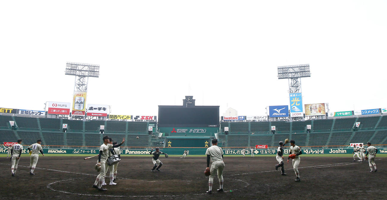 甲子園で練習をする作新学院の選手たち（撮影・上山淳一）