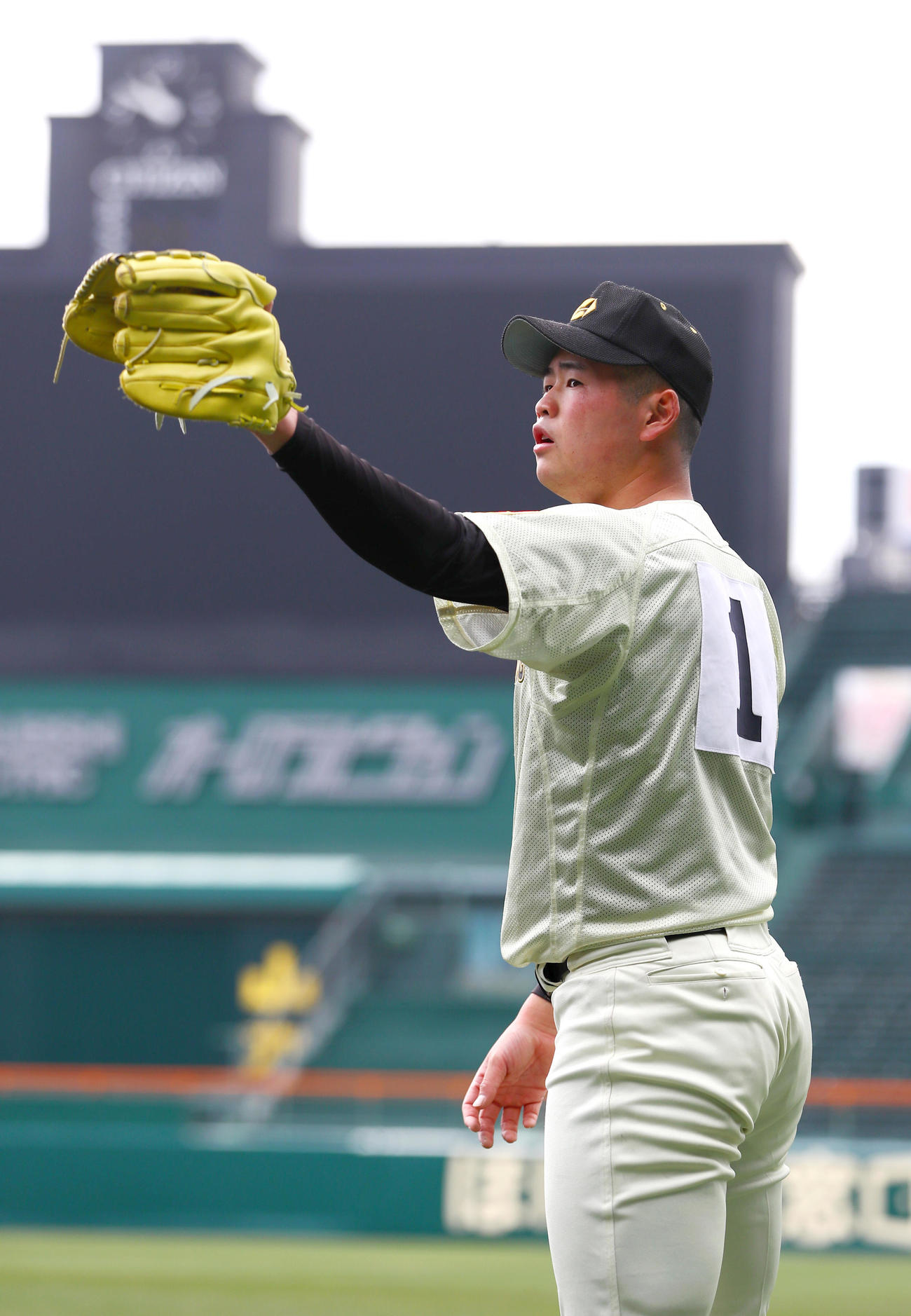 甲子園で練習をする作新学院のエース小川（撮影・上山淳一）