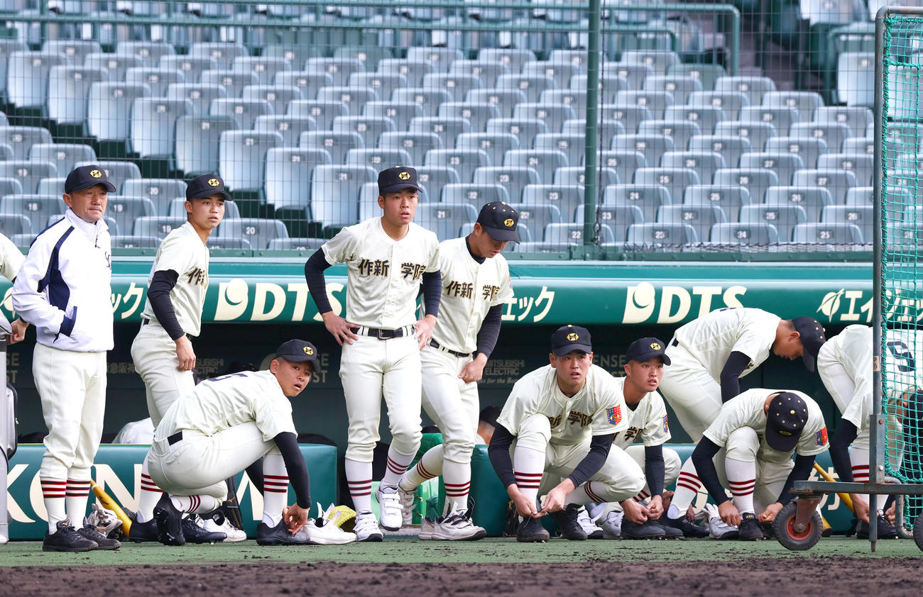 ベンチ前で準備する作新学院の選手たち（撮影・上山淳一）