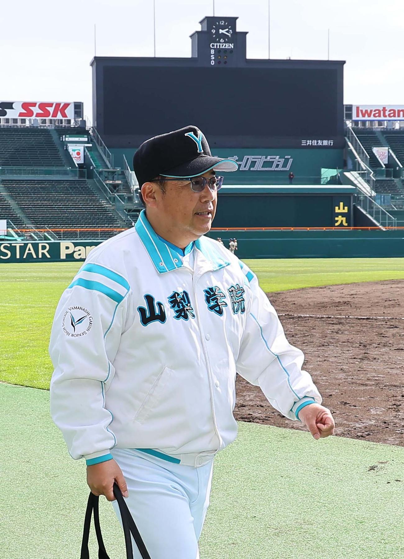 甲子園球場に入る山梨学院・吉田監督（撮影・上田博志）