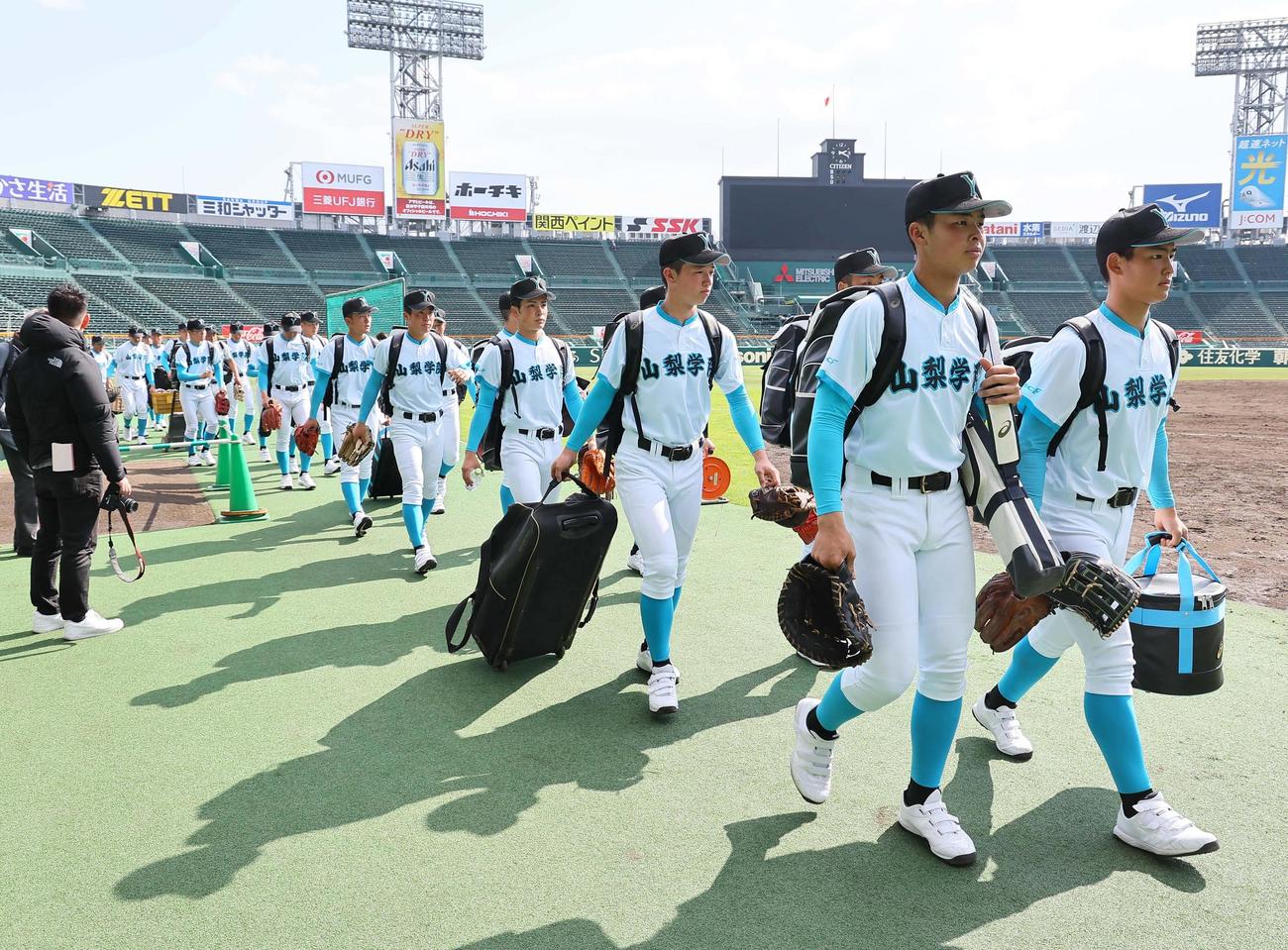 甲子園球場に入る山梨学院ナイン（撮影・上田博志）