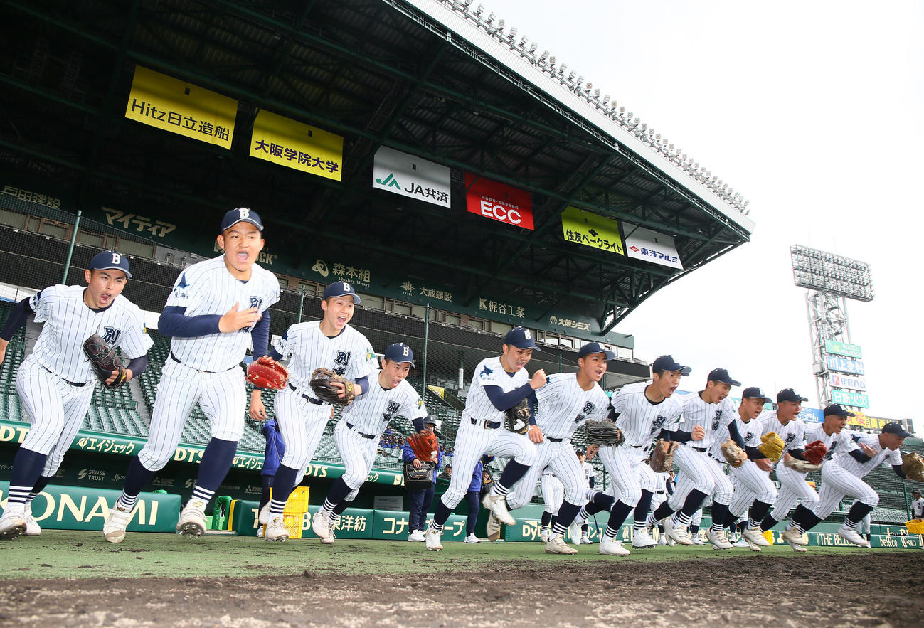 甲子園練習でグラウンドに駆け出す別海の選手たち（撮影・上山淳一）