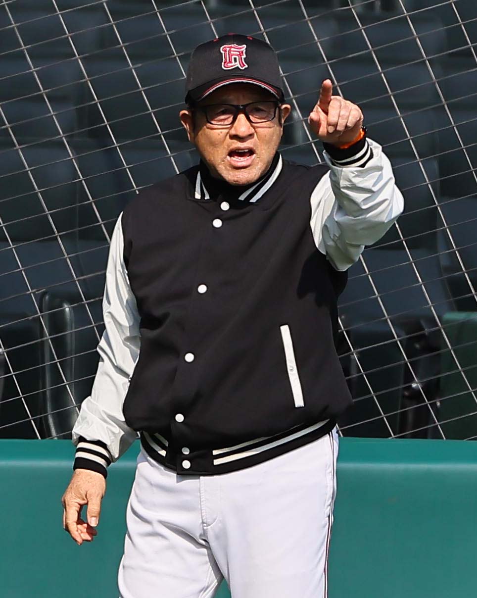 練習を見守る広陵・中井監督（撮影・上田博志）